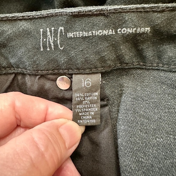 INC DENIM, BLACK, 5 POCKET JEANS. STRETCHY, SOFT FABRIC, SKINNY LEG. SIZE 16 - Picture 5 of 7